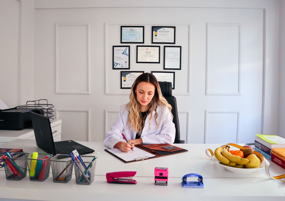 Profesional de nutrición en un espacio luminoso de consulta